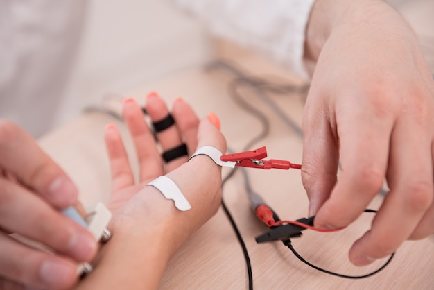 Teste de nervos do paciente usando eletromiografia em centro médico