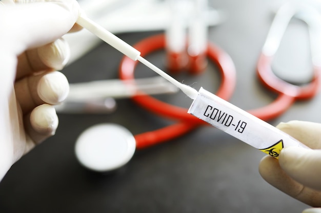 Teste de PCR de antecedentes médicos para cotonetes covid para fazer um esfregaço na mesa