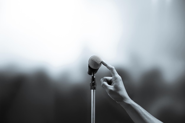 Foto teste de som de close-up no microfone com desfoque de fundo.