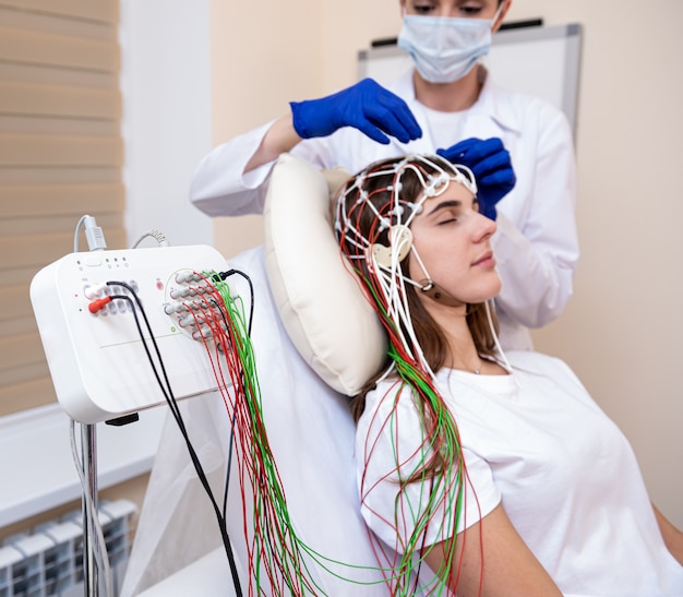 Teste do cérebro do paciente usando encefalografia em centro médico