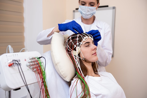 Teste do cérebro do paciente usando encefalografia em centro médico