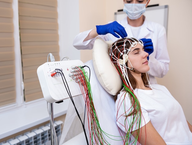 Teste do cérebro do paciente usando encefalografia em centro médico