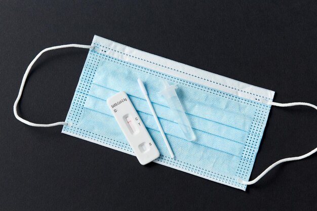 teste nasal de coronavírus negativo e máscara médica