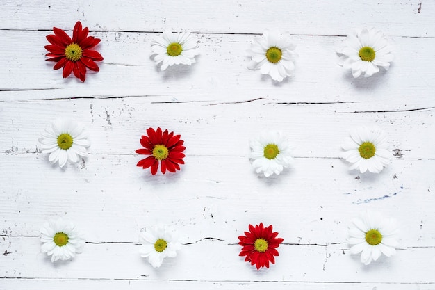 Teste padrão floral com várias flores coloridas na velha mesa