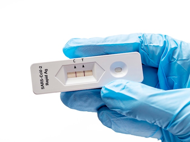 Teste positivo para o conceito de Coronovírus nas mãos de proteção ao tratamento de epidemias pandêmicas