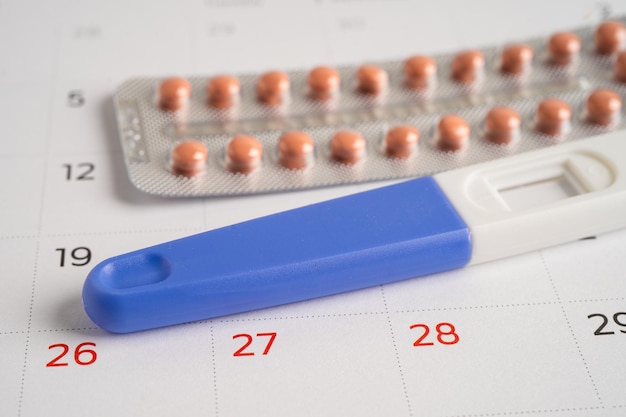 Testes de gravidez e pílulas anticoncepcionais no calendário de contracepção Saúde e medicina