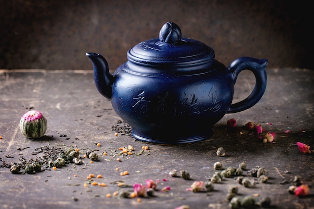 Tetera y hojas de té
