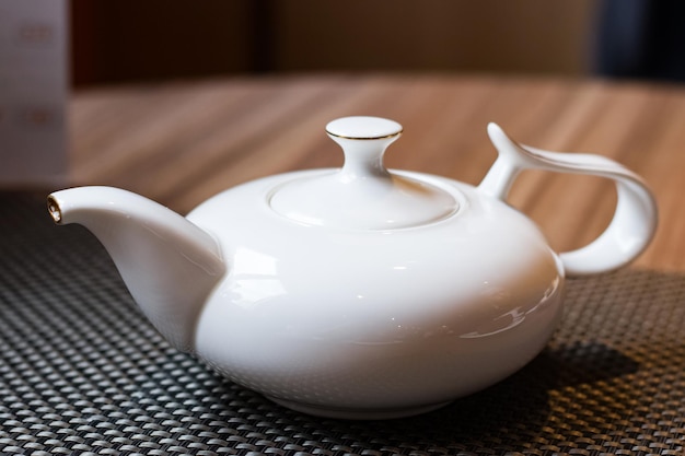 Tetera de porcelana blanca para el té de cerca