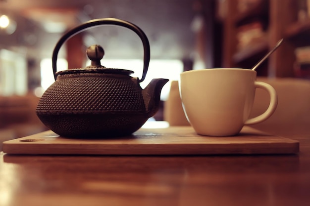 tetera y taza de té en un café