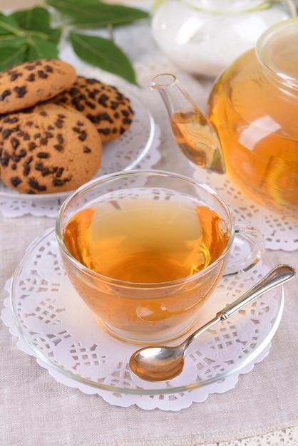 Tetera y taza de té en primer plano de la mesa