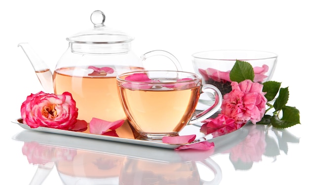 Tetera y taza de té de rosa de té en bandeja metálica aislada en blanco