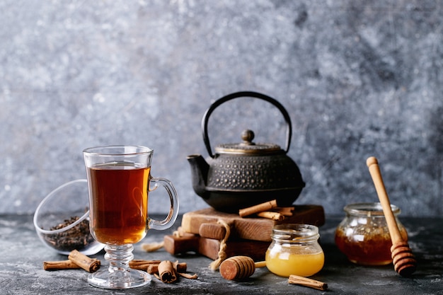 Una tetera y una taza de té