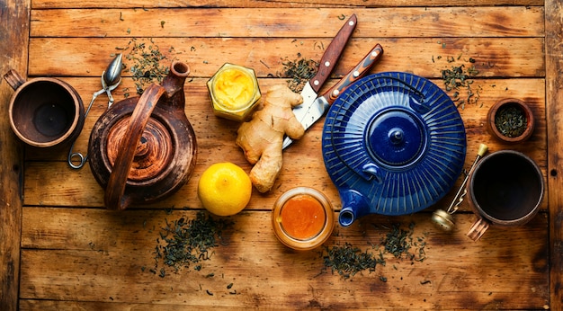 Tetera con té a base de jengibre, miel y limón.Vitamina, té curativo
