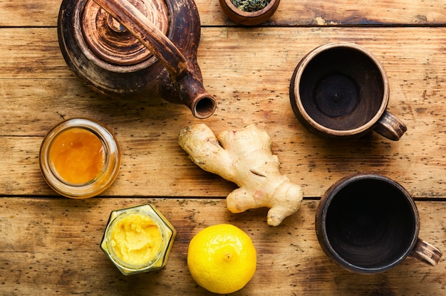 Tetera con té a base de jengibre, miel y limón.Vitamina, té curativo
