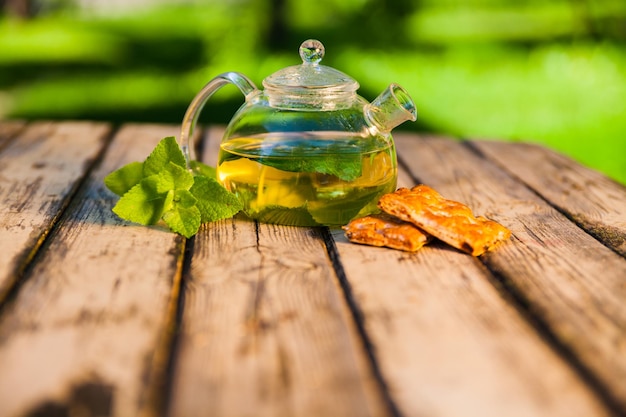 Tetera de té de hierbas en una mesa de madera