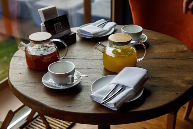 tetera con té en una mesa de madera en un restaurante premium