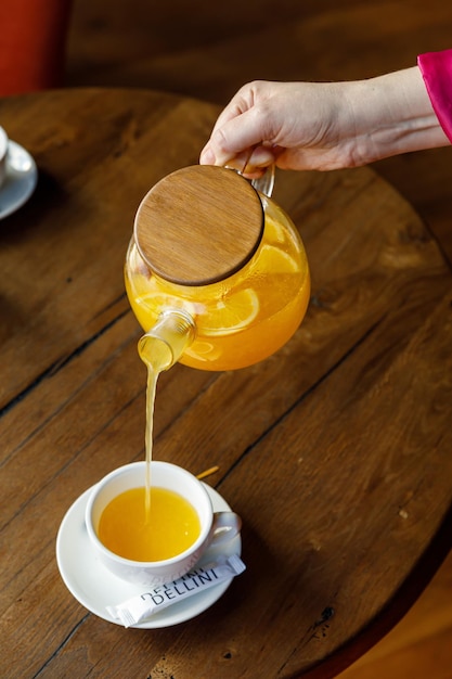 tetera con té en una mesa de madera en un restaurante premium