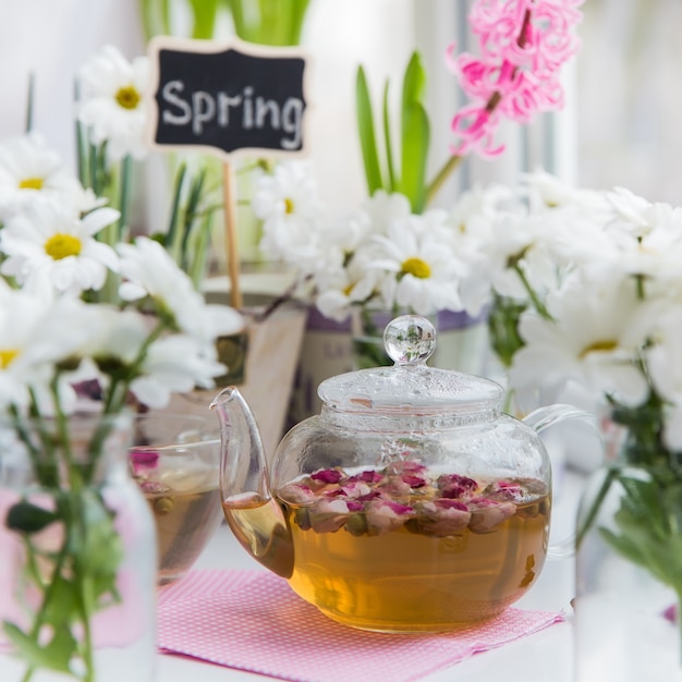 Tetera de té de rosas con capullos de rosa