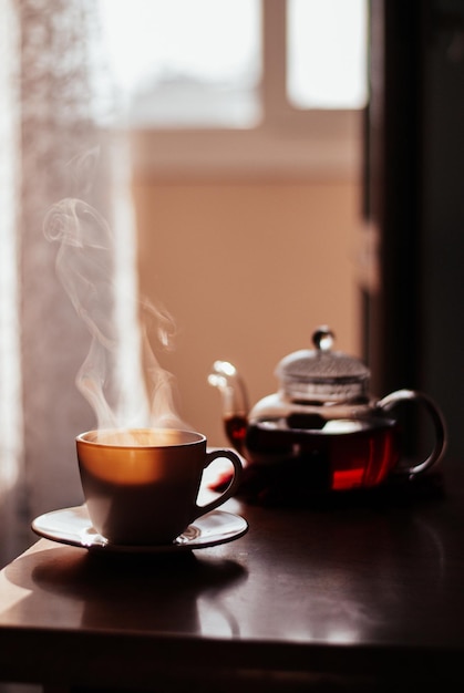 una tetera de té taza blanca desayuno ceremonia del té fiesta del té