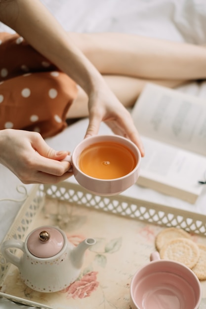 Foto tetera con té y tazas en una bandeja