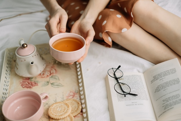 Foto tetera con té y tazas en una bandeja