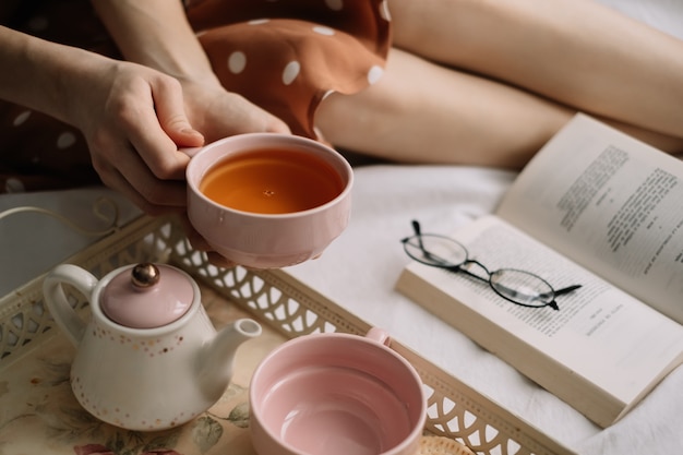 Tetera con té y tazas en una bandeja