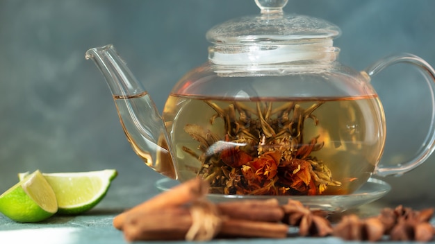 tetera de vidrio con té verde