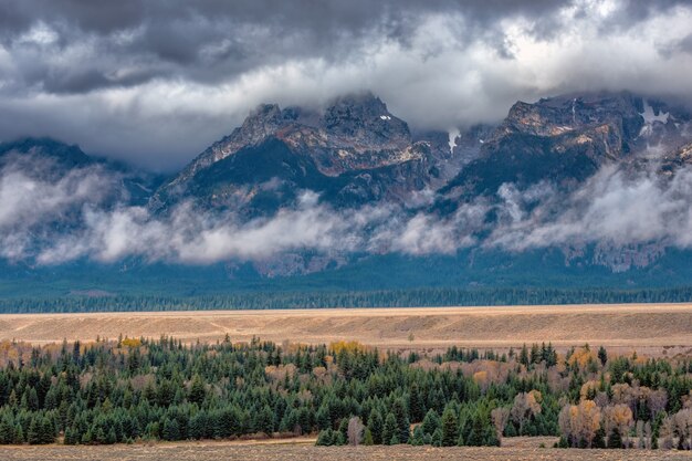 Teton Mountains an einem regnerischen Herbsttag mit einer niedrigen Wolkenschicht