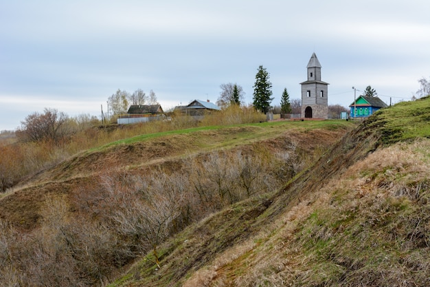 Tetyushi, Tartaristán - 2 de mayo de 2019. Una torre de observación de madera en una alta montaña en la costa del río Volga. Tower es una copia de la torre construida durante la fundación de la ciudad militar Tetyushi.