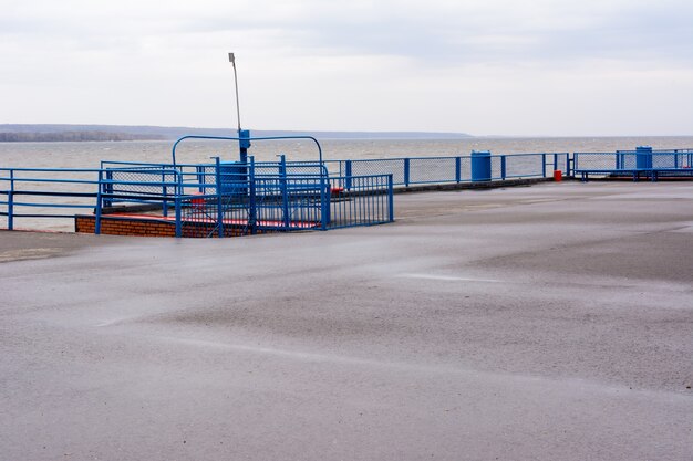 Tetyushi, Tatarstan/Russland - 2. Mai 2019: Leerer Passagierhafen an der Wolga an einem regnerischen Tag. Probleme der Binnenschifffahrt. Die Flussschifffahrt wird nicht beansprucht und nicht verwendet.