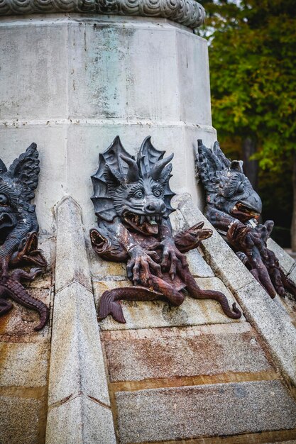 Teufelsfigur, Bronzeskulptur mit dämonischen Wasserspeiern und Monstern