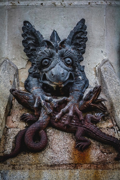 Teufelsfigur, Bronzeskulptur mit dämonischen Wasserspeiern und Monstern