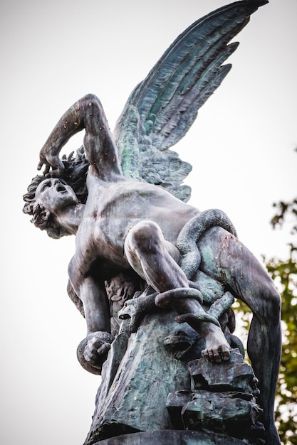 Teufelsfigur, Bronzeskulptur mit dämonischen Wasserspeiern und Monstern