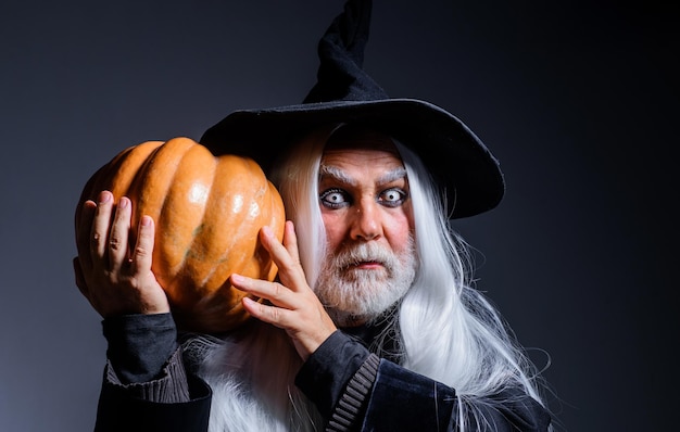Teufelsvampir mit Jackolantern-Halloween-Mann im Hexenhut mit Kürbis