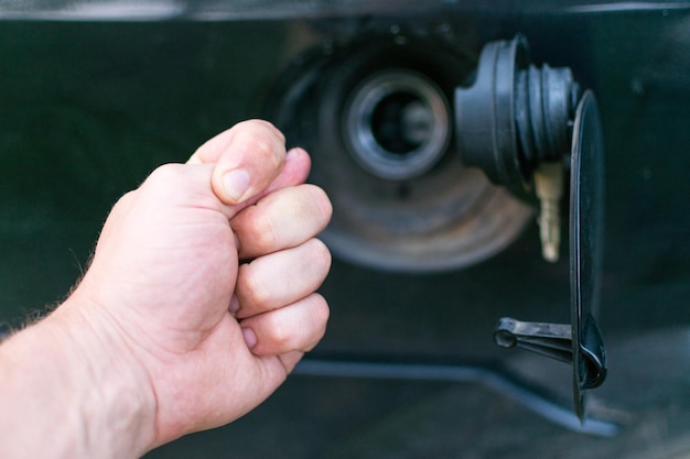 Teure schlechte Qualität schlechtes Benzin Ein Blick auf den Benzintank des Autos und eine negative Geste Das Auto auffüllen