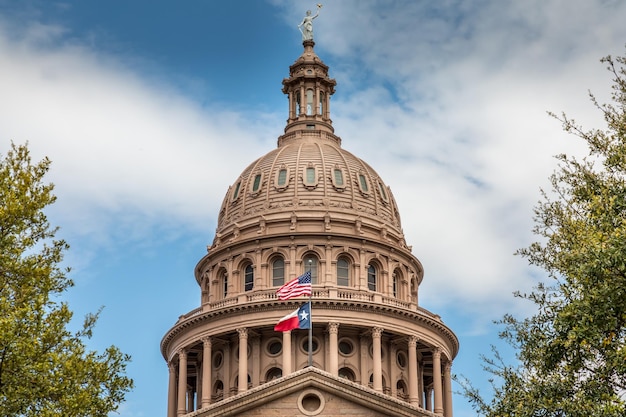 Texas State Capitol Gebäude in Austin mit den Flaggen von Texas und den USA