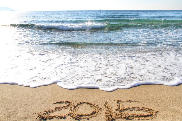 Foto text am strand an einem sonnigen tag