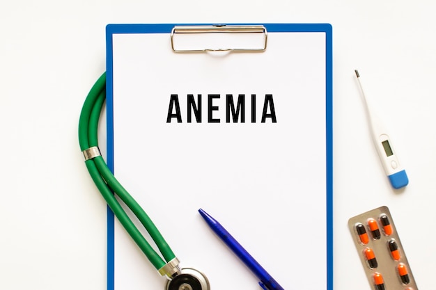 Text ANEMIA in den Ordner mit dem medizinischen Konzeptfoto des Stethoskops