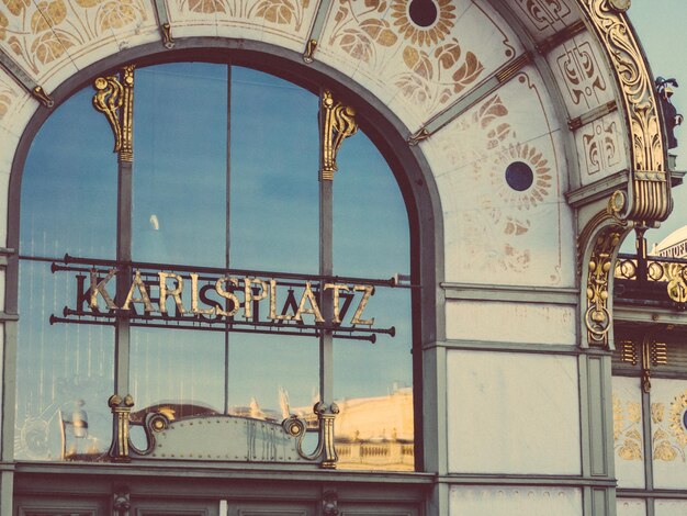 Text auf dem Fenster des Bahnhofs Karlsplatz stadtbahn