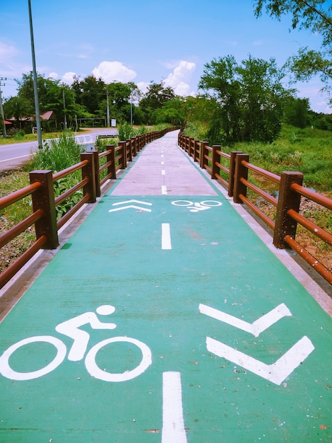 Foto text auf dem fußweg auf der straße gegen den himmel