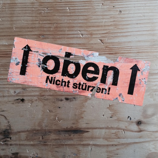 Foto text auf einer holzwand