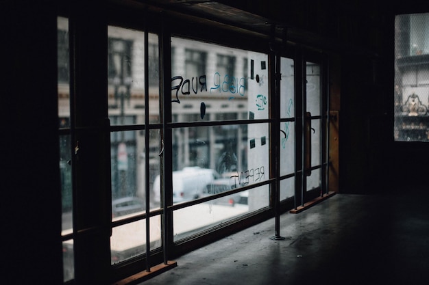 Text auf Fensterglas