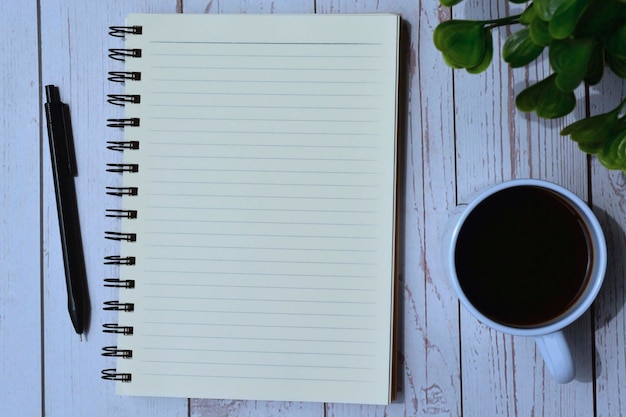 Text auf Notizblock auf Holzschreibtisch - To-do-ListeDraufsicht auf Notizblock und Stift mit Tasse Kaffee auf Holzschreibtisch