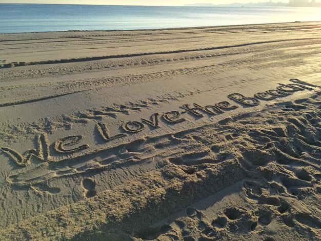 Text auf Sand am Strand