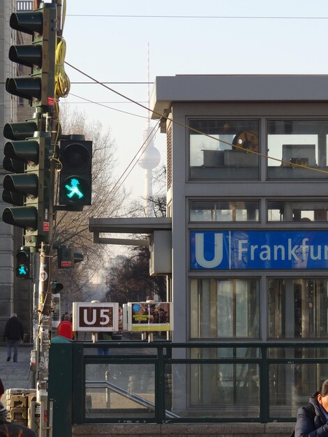 Text auf Straßen gegen Gebäude in der Stadt