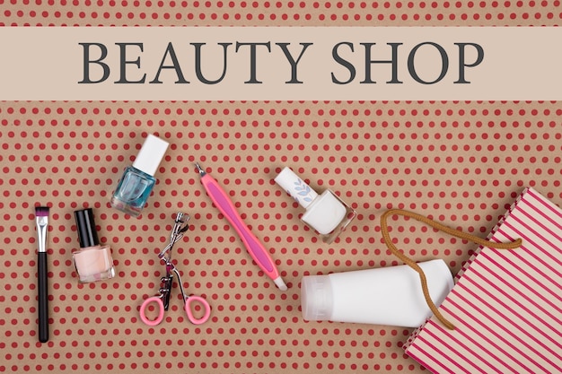 Text Beaury shop e saco de presente listrado com cosméticos para maquiagem