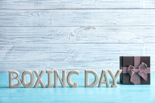 Text BOXING DAY und Geschenkbox auf dem Tisch