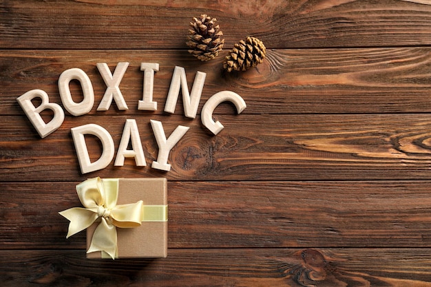 Text Boxing Day und Geschenkbox auf Holzuntergrund