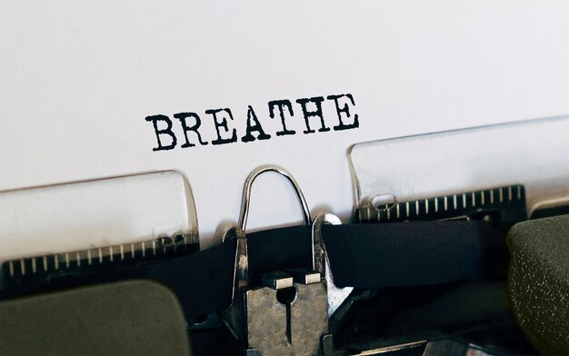 Foto text breathe auf retro-schreibmaschine getippt