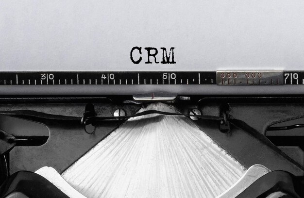 Text CRM auf Retro-Schreibmaschine getippt